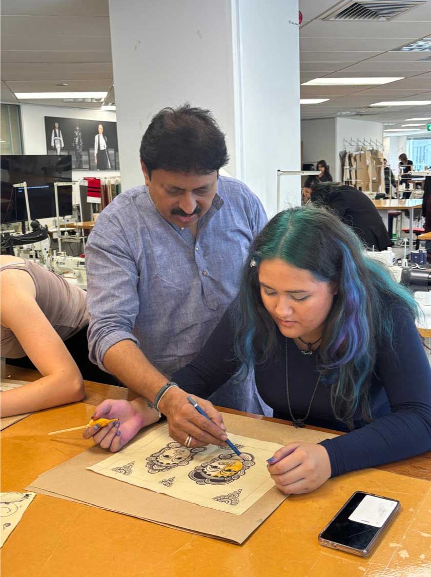 Artisan-explaining-students-1