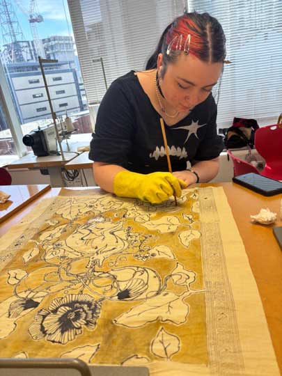 students-working-on-kalamkari-3