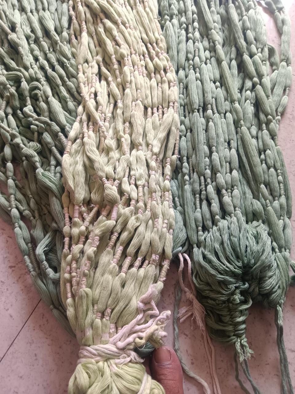 Bandhej and dyeing process of weft threads