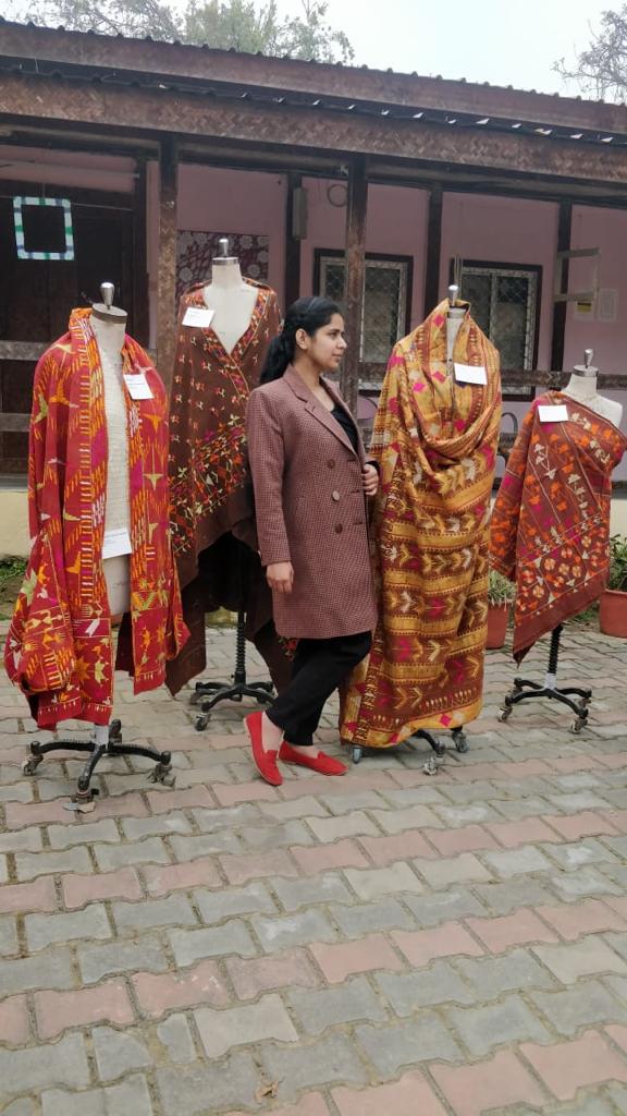 क्राफ्ट क्लस्टर विज़िट करने वाले छात्र।