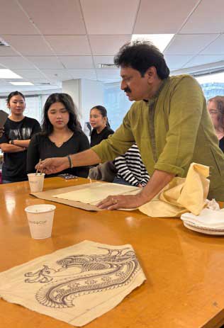 Artisan-giving-demo-of-kalamkari-2