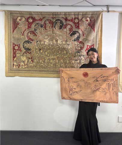 Student-presenting-her-kalamkari