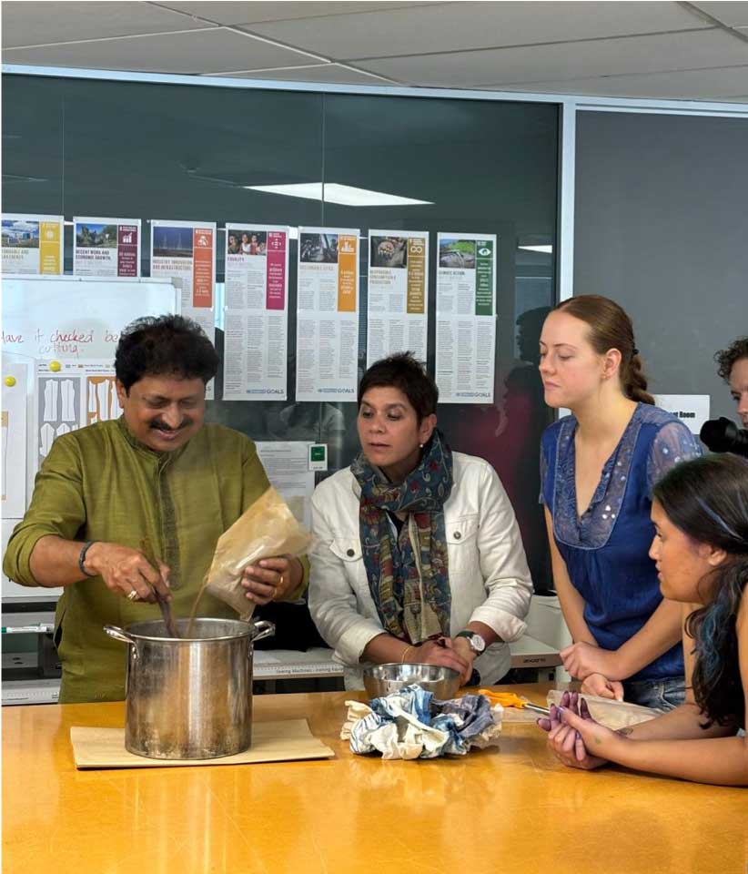Artisan-giving-demo-of-dyes
