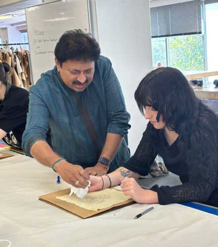 Artisan-J-Niranjan-explaining-students